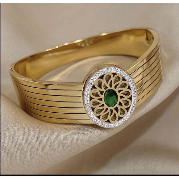 💛Elegant 10k GP Stainless Steele Flower Motif Hinged Bangle Bracelet - Picture 5 of 5